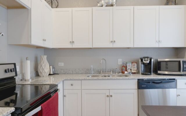 Laurel Coral-Sleeps 5-Studio