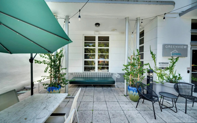 Greenview Hotel by Lowkl