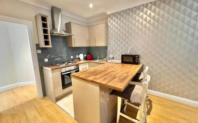 Spacious Two Bedroom Apartment in Westminster