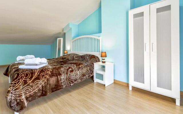 YELLOW 3 bedroom large apartment for 10 guests