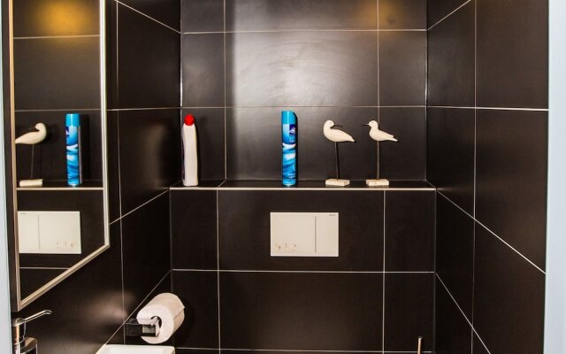 Cozy Coastal Flat w/ Views