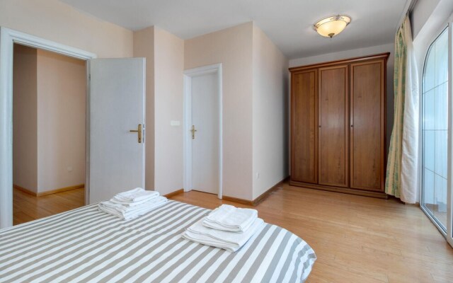 Beautiful Apartment in Dramalj With Wifi and 3 Bedrooms