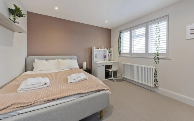 Wonderful Family Home With Garden Near Twickenham by Underthedoormat