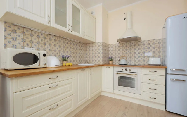 Warsaw Apartment With Parking by Renters