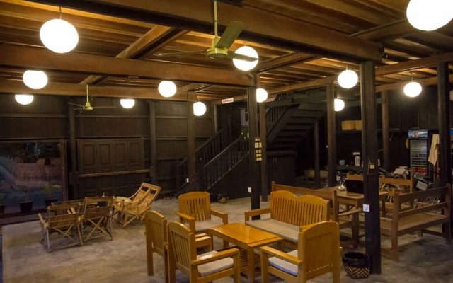 Hardwood Lodge - Hostel