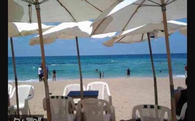 Cozy new 2 BD Amazing beach view Next to Hilton hotel Family only !العائلات فقط