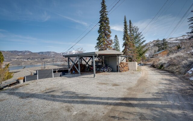 Colorful Lake Chelan Home w/ Saltwater Pool!