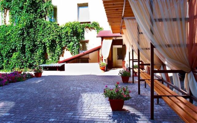 Hotel 12