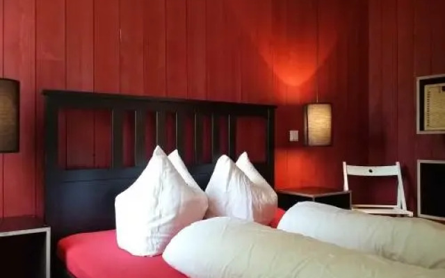 Roter Bungalow am Strand _50m_ _ O