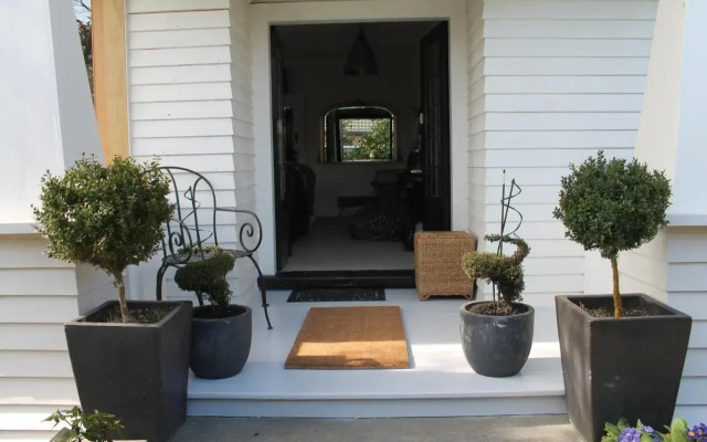 Beautiful Bungalow CBD