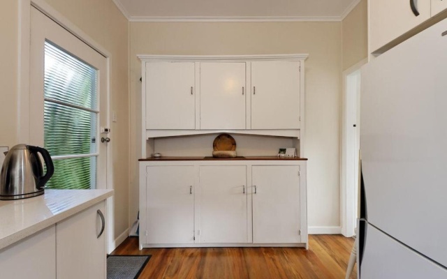 Surfer's Sunshine Cottage - Piha Holiday Home – Kitchen – Piha