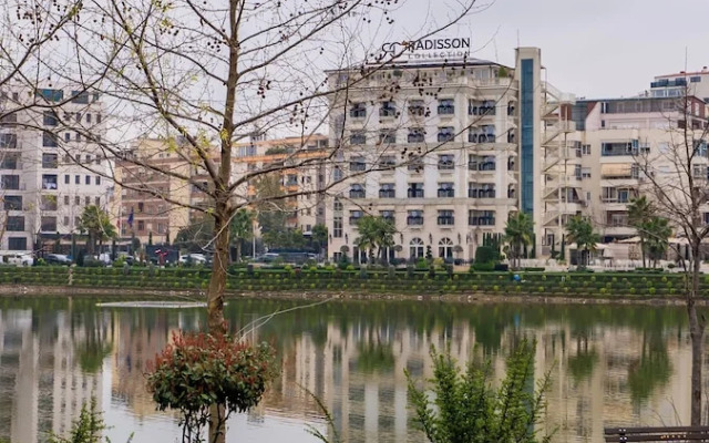 Tirent Apartment-Modern 1-Bedroom Stay Near Liqeni i Thatë