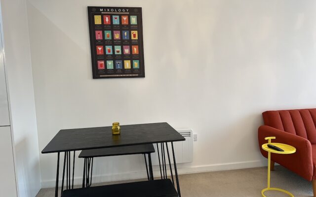 Mordern Retro 2 Bedroom Apartment