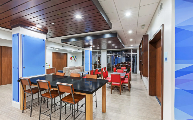 Holiday Inn Express & Suites Coffeyville by IHG