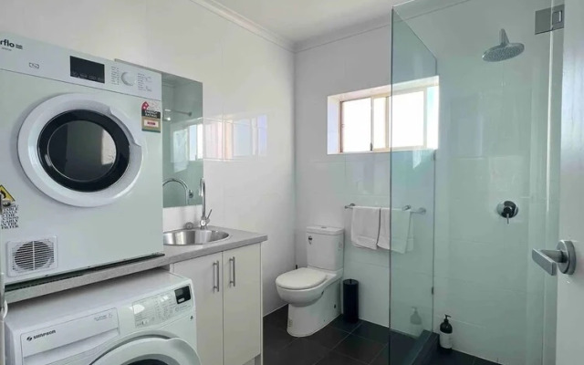 Unwind Esplanade Beach Escape no 10