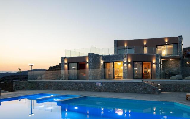 Seafront luxury villa with infinity pool & devine views!