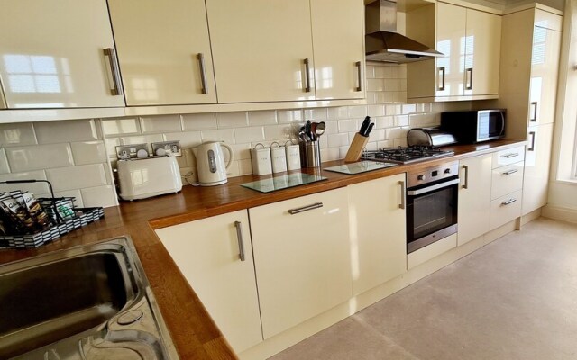 Shore Thing - Beachfront Apartment - Sleeps 4