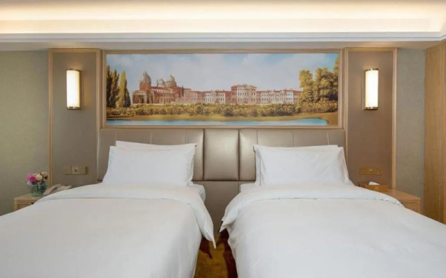 Vienna Hotel (Huainan Railway Station Wuyue Plaza)