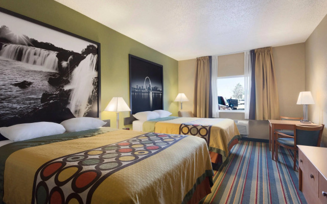 Super 8 by Wyndham Lees Summit