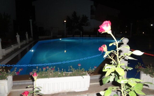 Rosalinda Otel Gumuldur