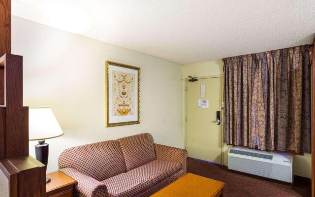 Rodeway Inn & Suites South of Fiesta Park