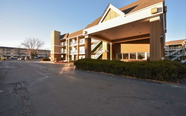 HomeTowne Studios by Red Roof Denver - Lakewood West