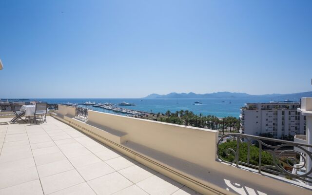 Art Deco Apartment terrace by Weekome