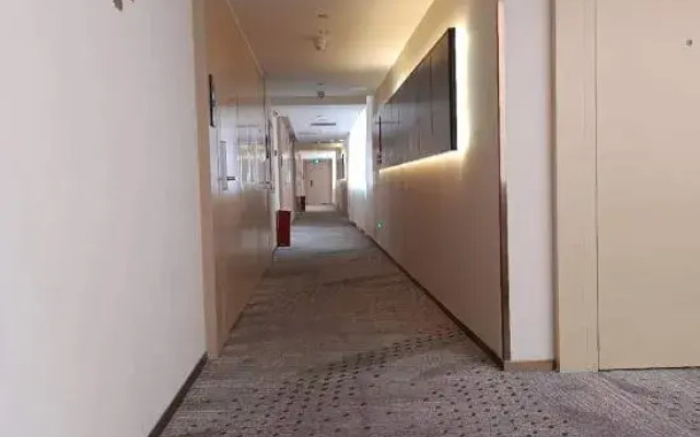 Yuyue E-sports Hotel (Yantang Tianpingjia Subway Station Branch)