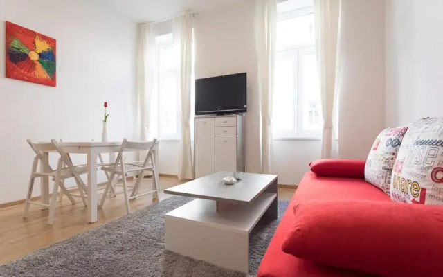 Bright Red Heart Apartment in Leopoldstadt