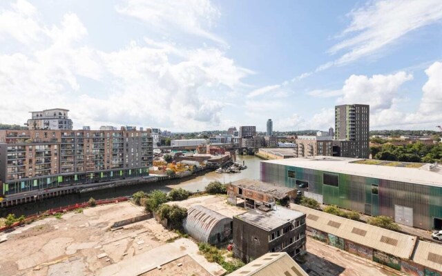 Chic 1 BDR W/balcony in Greenwich, 7mins to st