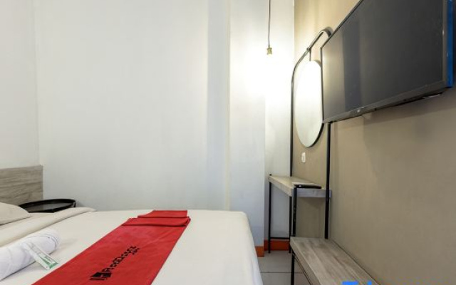 RedDoorz Near Mangga Dua Mall