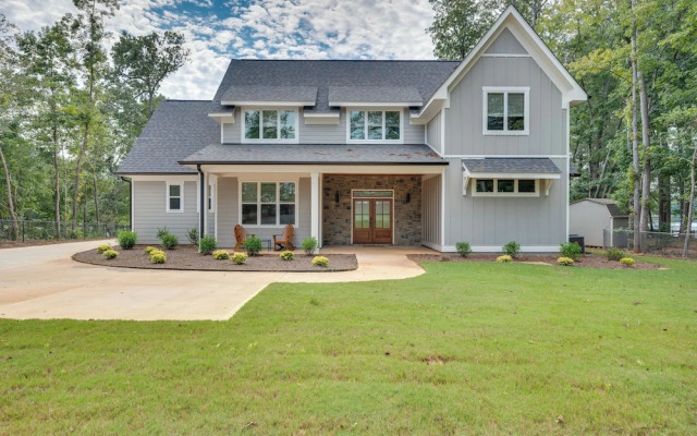 Spacious Lake Sinclair Vacation Rental w/ Dock!