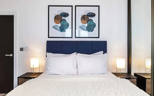 Bright North Acton Flat With City View