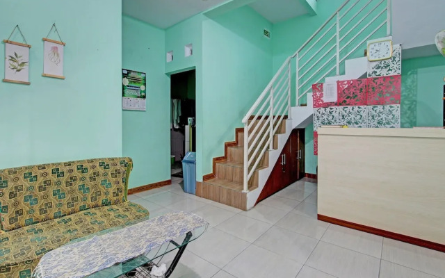 OYO 92521 Guest House Inayah Syariah
