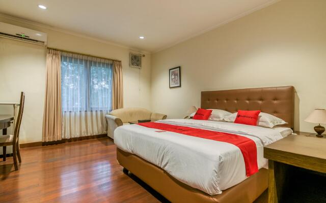 RedDoorz Plus near Dharmawangsa Square