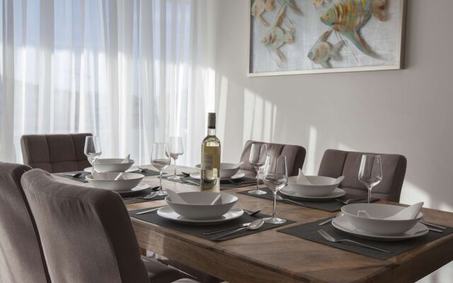 Elegant residence with Panoramic view to Acropolis by GHH