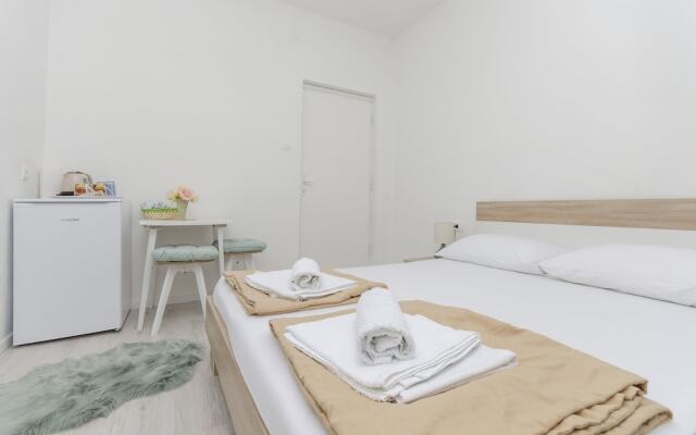 Apartments and Rooms Meri