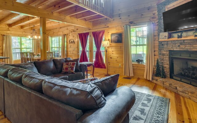 Gatlinburg Getaway: Private Hot Tub & Fireplace!