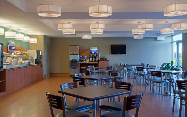 Holiday Inn Express Hotel Saint - Hyacinthe, an IHG Hotel