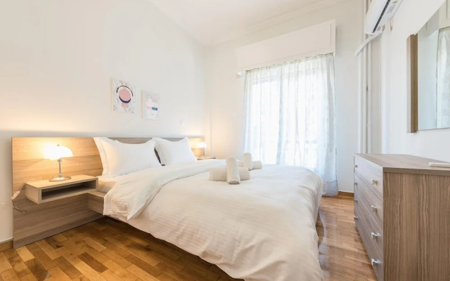Bright 2 Bdrm apt in the Heart of Athens
