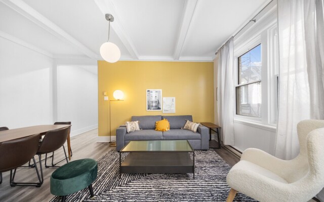 Spacious Renovated Apartment Sleeps 12