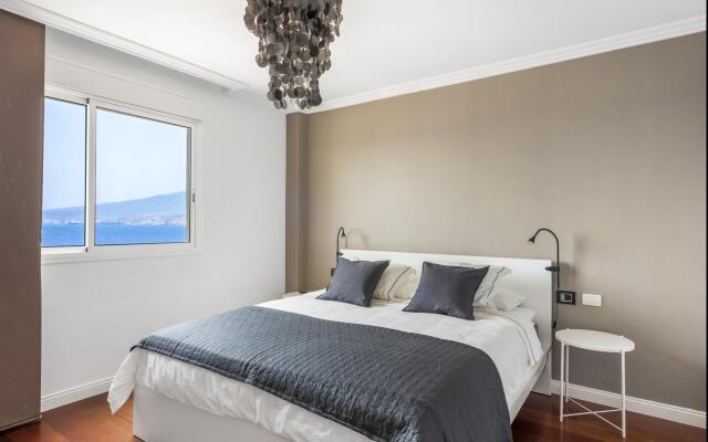 Spacious beach apartment with private parking
