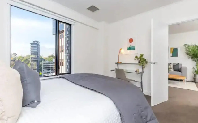 Gorgeous  Apartment With Nice View, Pool & Gym!