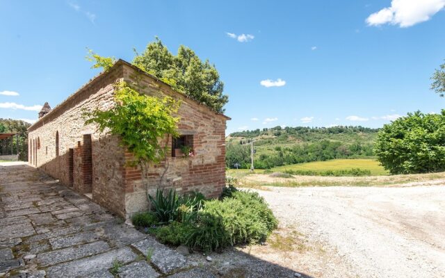 Secluded Apartment in Rapolano Terme with Garden