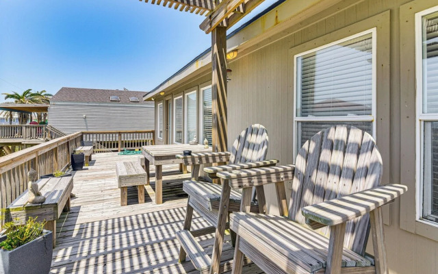 Pet-friendly Galveston Home - Walk to Beaches!