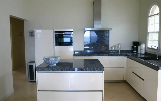 Sea-view Apartment in Mambo Beach Near Seaaquarium