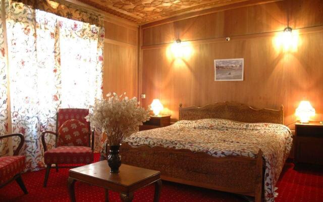 Holiday Inn Group of Houseboat