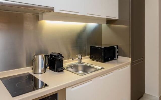 Dubai Mall short walk large studio | Balcony