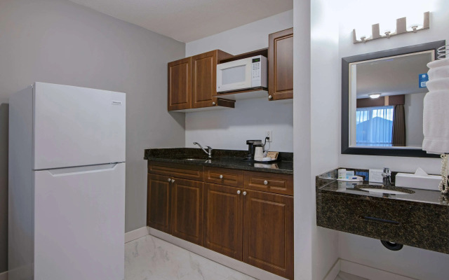 Travelodge by Wyndham Kamloops Mountview