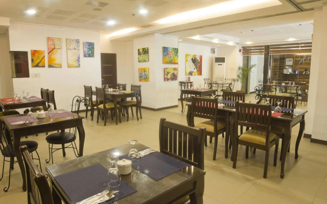 OYO 103 Artina Suites Hotel